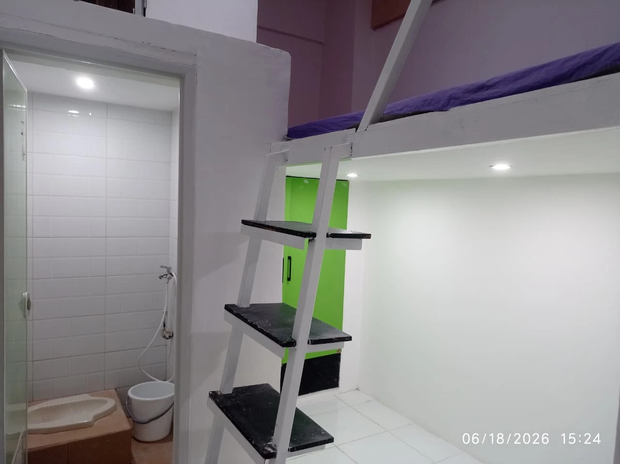 Foto Kamar F1 (Deluxe Room)  Kost Surabaya